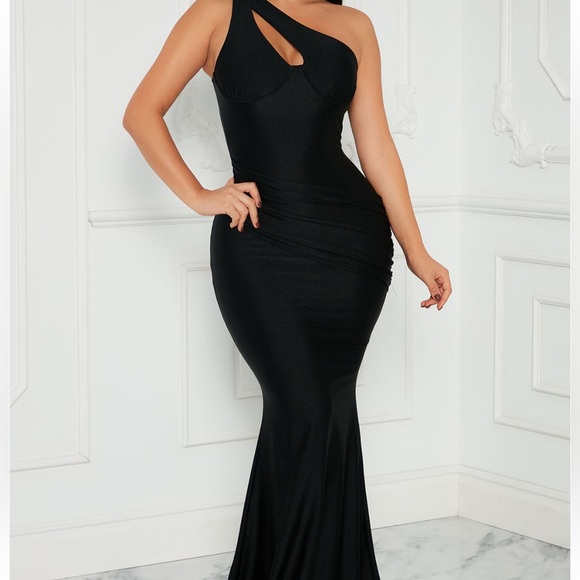 Dresses & Skirts - Black dress , prom or for met gala